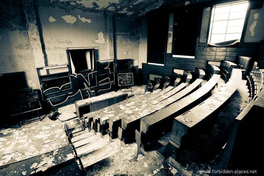 Val Benoît's University - (c) Forbidden Places - Sylvain Margaine - 3- One more lecture theatre.