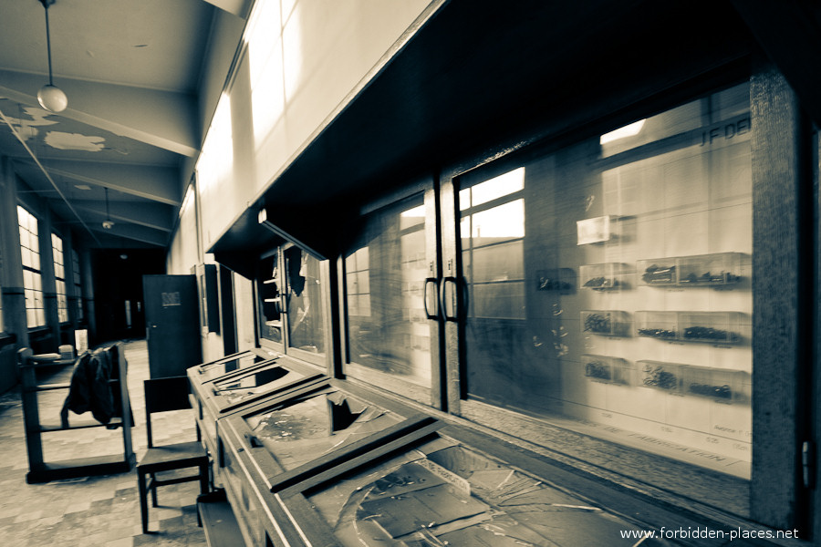 Val Benoît's University - (c) Forbidden Places - Sylvain Margaine - 6 - Display cabinets.