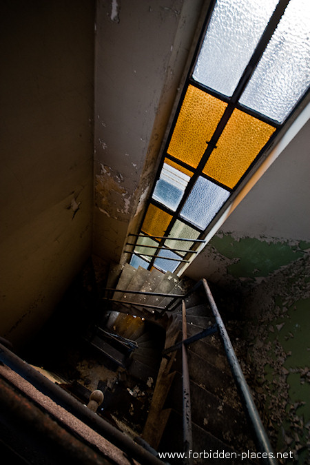 Val Benoît's University - (c) Forbidden Places - Sylvain Margaine - 20 - Backstairs.