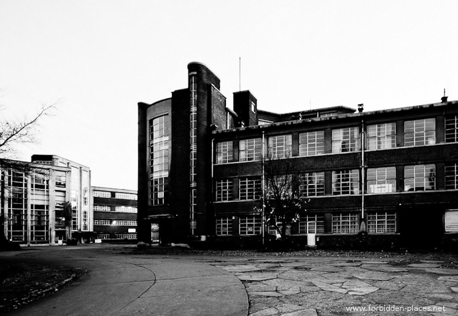 Val Benoît's University - (c) Forbidden Places - Sylvain Margaine - 1- Welcome...