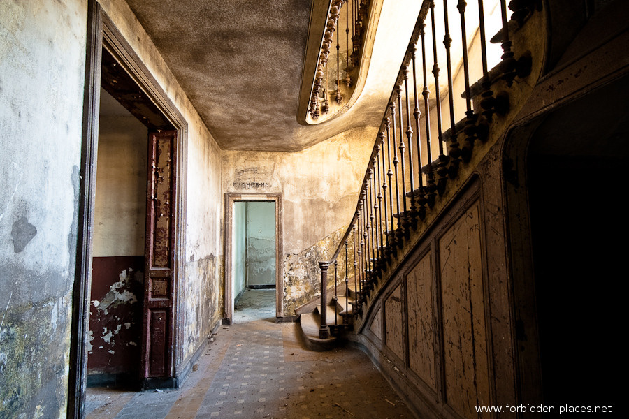 The Hôpital de la Marine - (c) Forbidden Places - Sylvain Margaine - 3- The beautiful stairway.