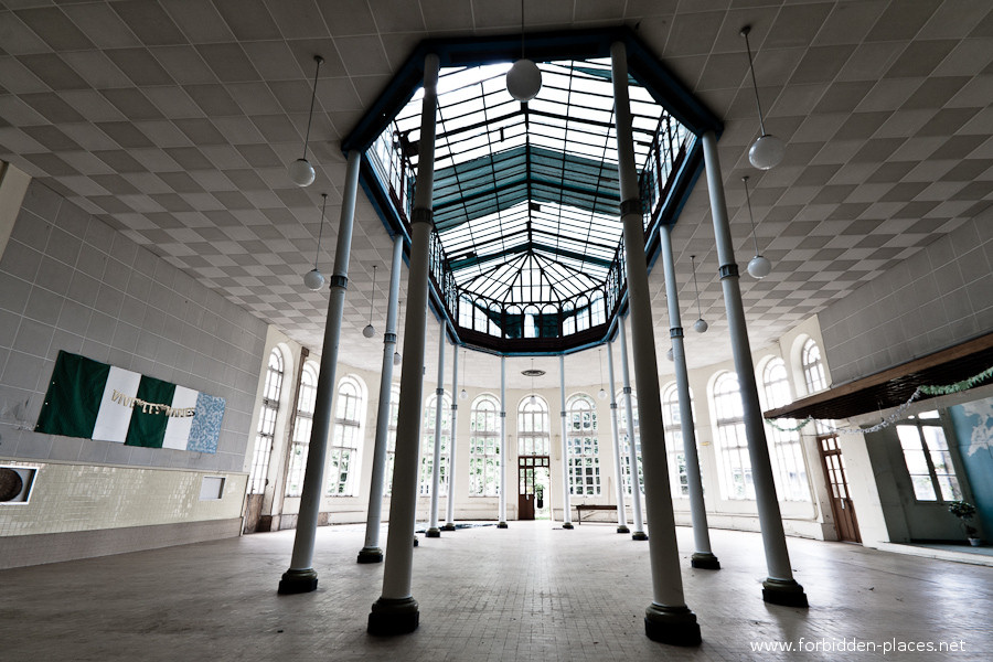 L'Hôpital de la Marine - (c) Forbidden Places - Sylvain Margaine - 12 - ... et la salle de bal.