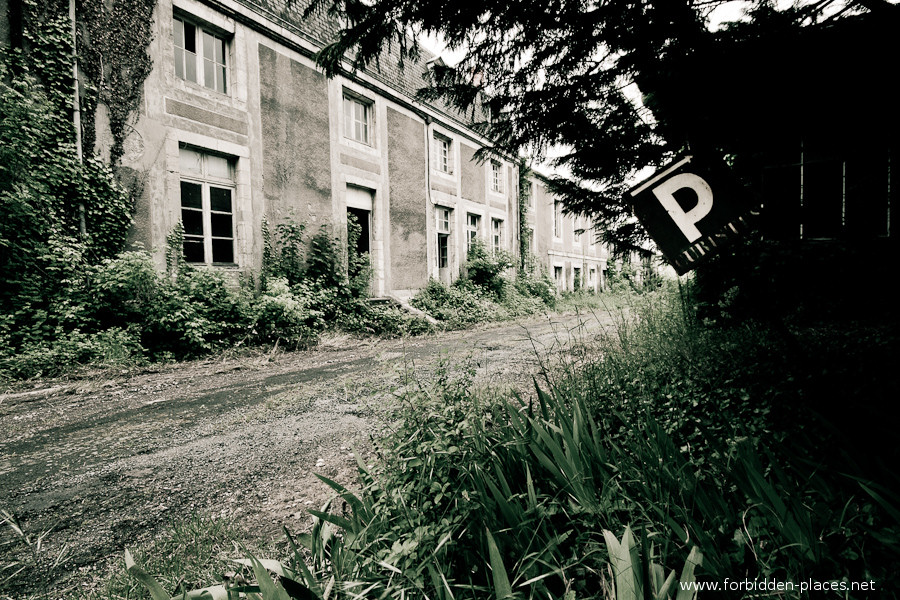 The Hôpital de la Marine - (c) Forbidden Places - Sylvain Margaine - 15 - Parking for persons having hydrotherapy.