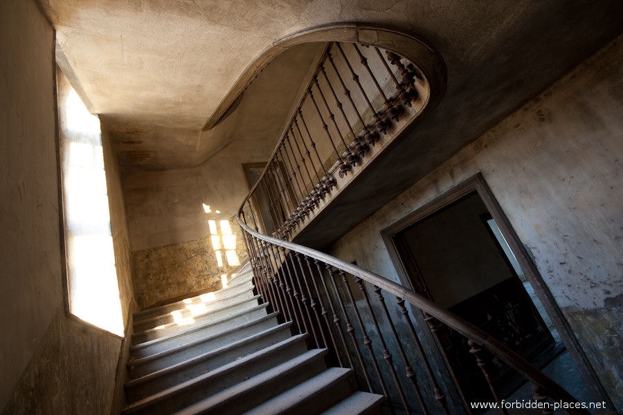The Hôpital de la Marine - (c) Forbidden Places - Sylvain Margaine - 20 - Stairs