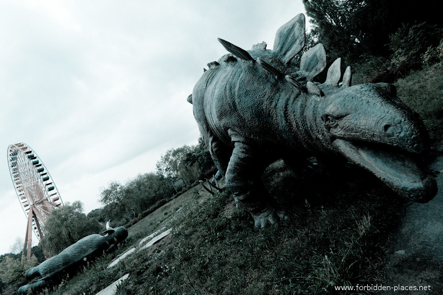 Le Parc d'Attractions Abandonné de Spreepark - (c) Forbidden Places - Sylvain Margaine - 1- Bienvenue. Les rares dinosaures encore debout accueillent l'explorateur téméraire.