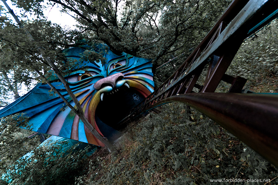 Spreepark - El Parque de Attractiones Abandonado - (c) Forbidden Places - Sylvain Margaine - 4- Roller coaster