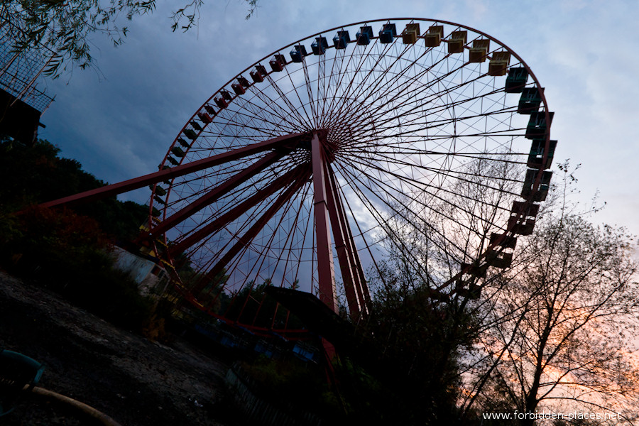 Le Parc d'Attractions Abandonné de Spreepark - (c) Forbidden Places - Sylvain Margaine - 6- Coucher de soleil sur la grand roue