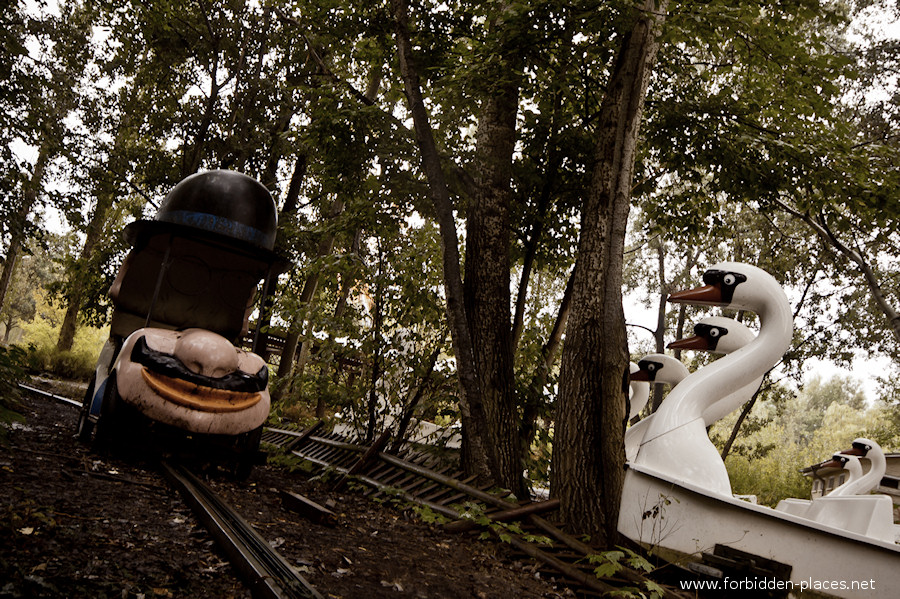 Le Parc d'Attractions Abandonné de Spreepark - (c) Forbidden Places - Sylvain Margaine - 13- La voiturette moustache