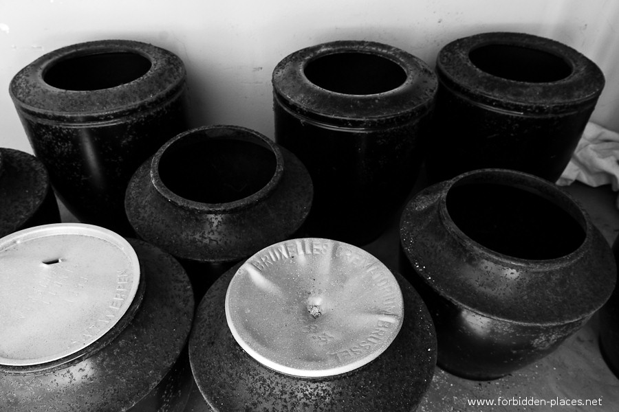 El Depósito de Cadáveres de Amberes - (c) Forbidden Places - Sylvain Margaine - 10 - Funeral urns.