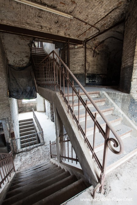Vilvoorde Prison - (c) Forbidden Places - Sylvain Margaine -   2- The great stairway.