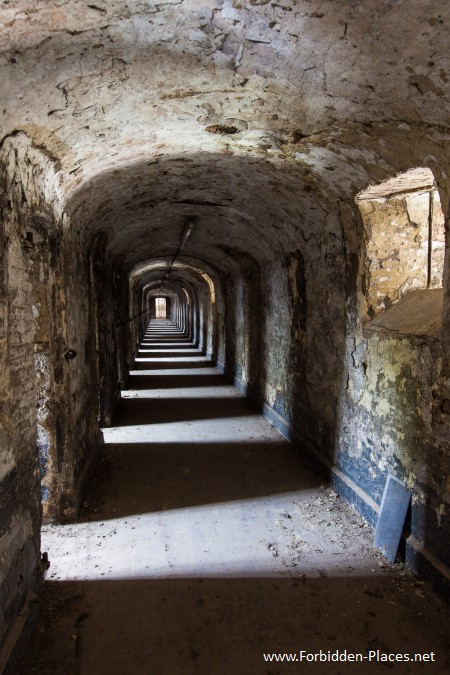 El Correccional Vilvoorde - (c) Forbidden Places - Sylvain Margaine -   4- Colored corridors.