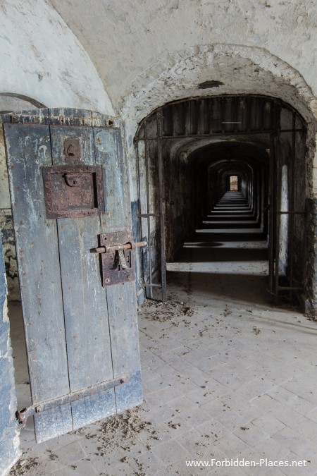 Vilvoorde Prison - (c) Forbidden Places - Sylvain Margaine -   12 - Corridor.