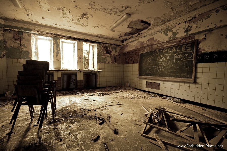 El Castillo de Noisy - Miranda - (c) Forbidden Places - Sylvain Margaine - 12 - The classroom, in the basement.