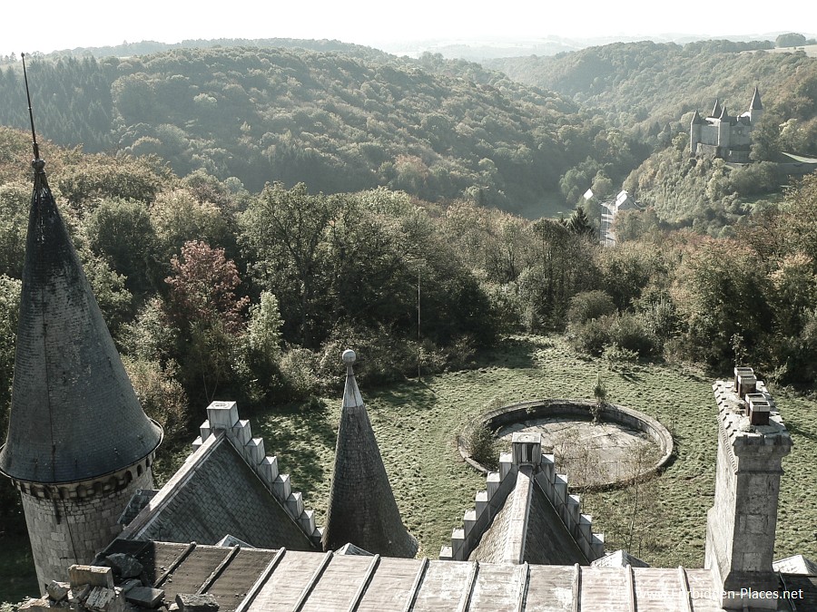 Le Château de Noisy - Miranda - (c) Forbidden Places - Sylvain Margaine - 15 - Le chateau de Veves, tout proche.