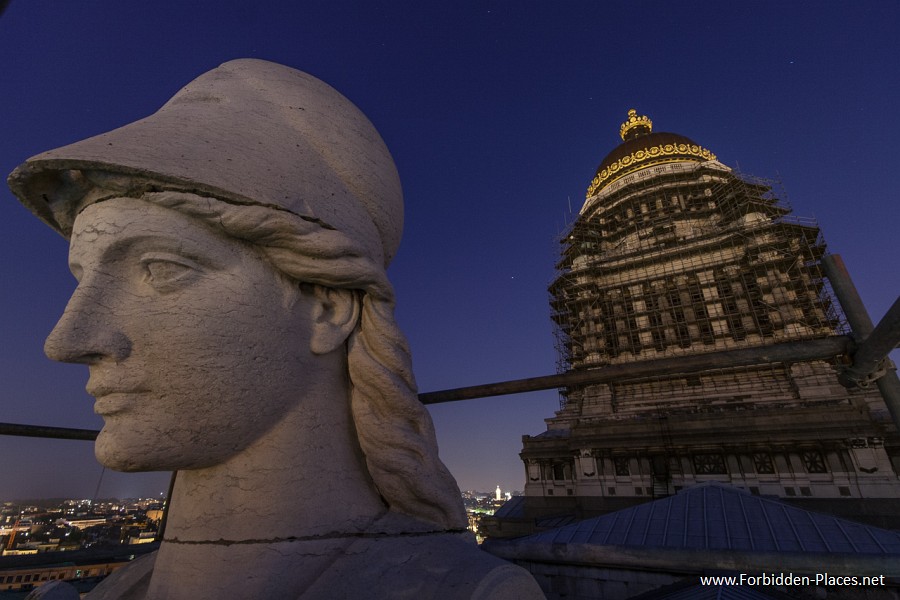 Rooftops Around The World - (c) Forbidden Places - Sylvain Margaine - 4- Statue and coupole.