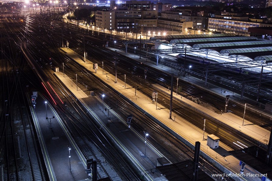 Rooftops Around The World - (c) Forbidden Places - Sylvain Margaine - 7 - The grill of Bruxelles-Midi.