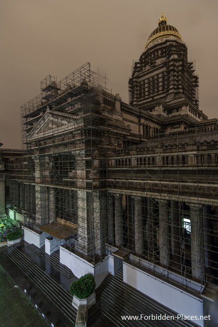 Rooftops Around The World - (c) Forbidden Places - Sylvain Margaine - 13 - Facade.