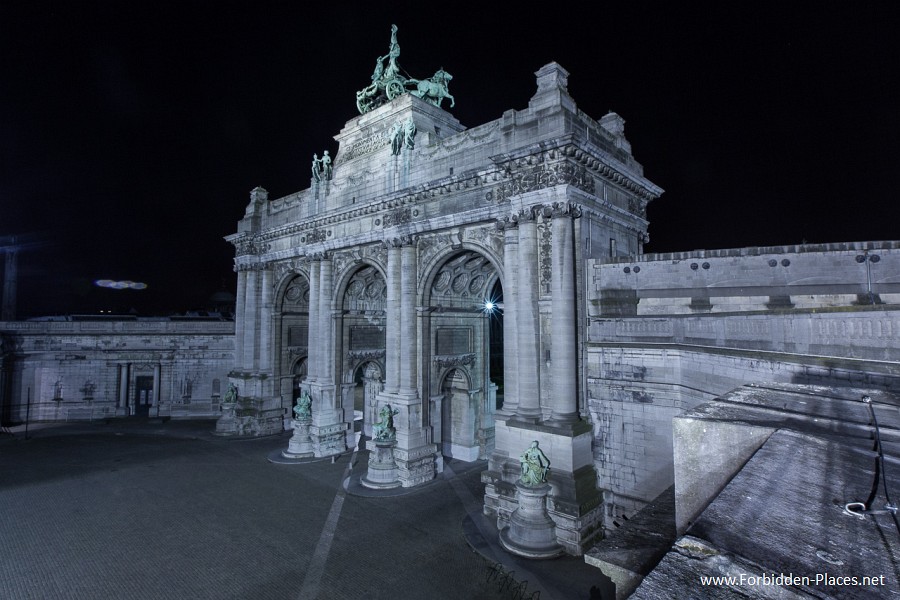 Rooftops Around The World - (c) Forbidden Places - Sylvain Margaine - 24 - Cinquantenaire.