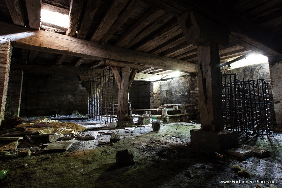 Châteaux abandonnés du Sud-Ouest - (c) Forbidden Places - Sylvain Margaine - 4- Cave encombree.