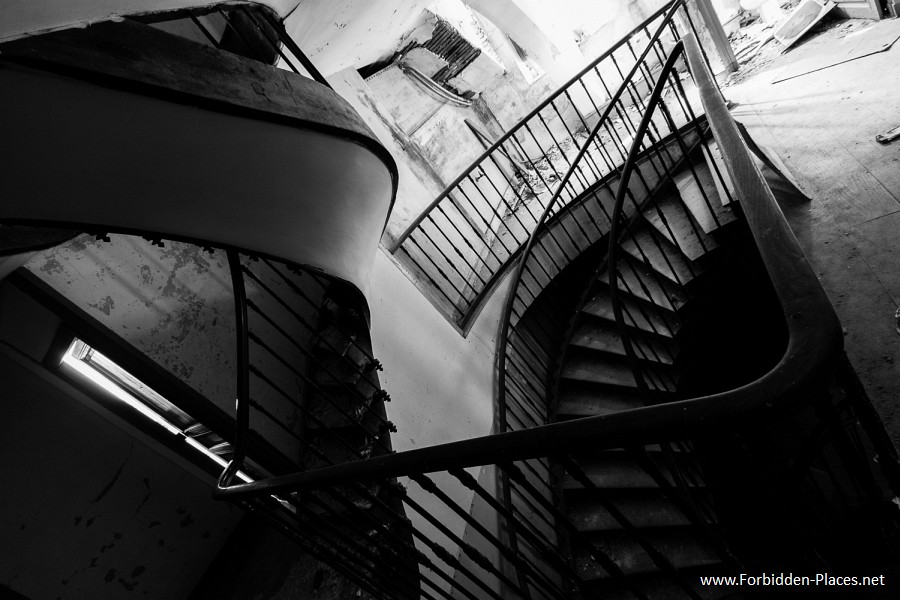 Castillos Abandonados desde el Suroeste de Francia - (c) Forbidden Places - Sylvain Margaine - 5- Mixed stairs.