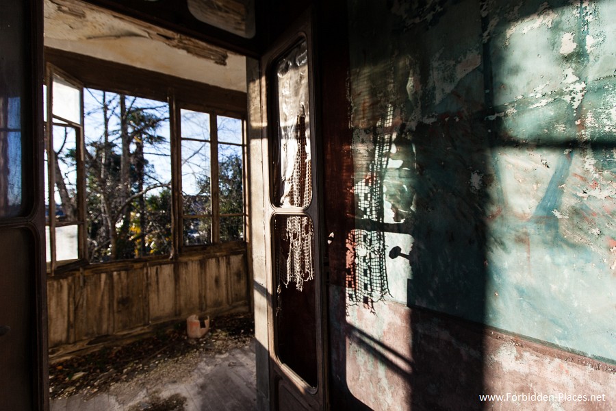 Castillos Abandonados desde el Suroeste de Francia - (c) Forbidden Places - Sylvain Margaine - 7- Towards the sun...