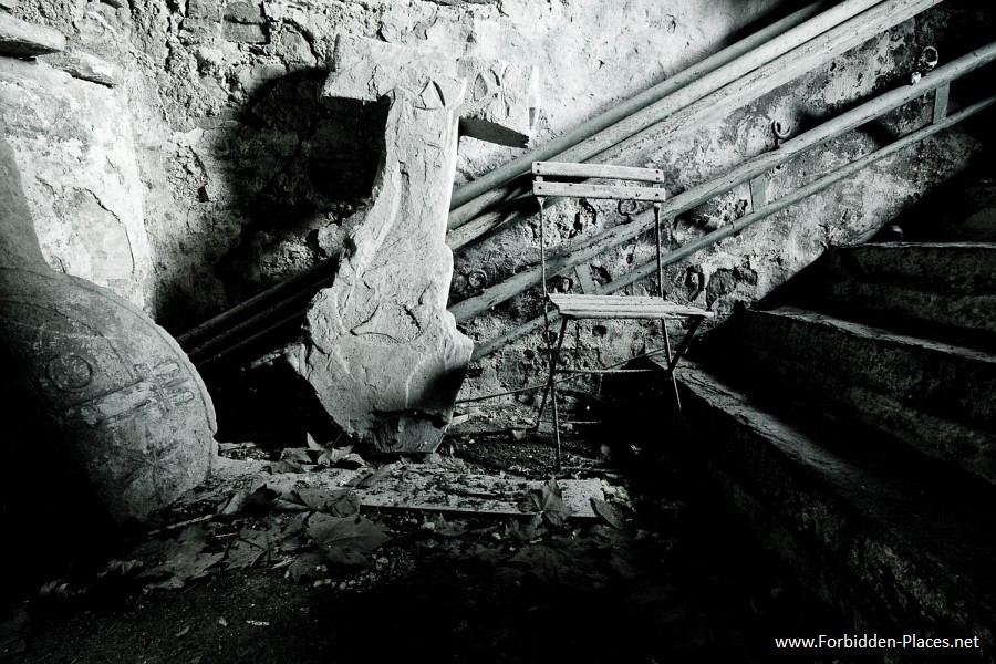 Castillos Abandonados desde el Suroeste de Francia - (c) Forbidden Places - Sylvain Margaine - 8- Finding in the basement.