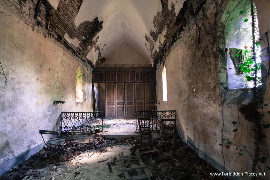 Castillos Abandonados desde el Suroeste de Francia - (c) Forbidden Places - Sylvain Margaine - 9-  Private chapel.