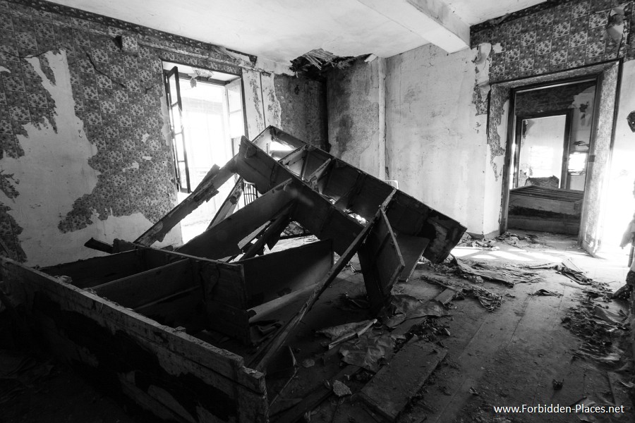 Abandoned Castles from South West of France - (c) Forbidden Places - Sylvain Margaine - 13- Collapse.