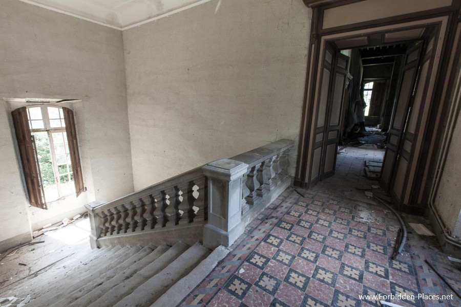 Châteaux abandonnés du Sud-Ouest - (c) Forbidden Places - Sylvain Margaine - 21 - Escalier ruine